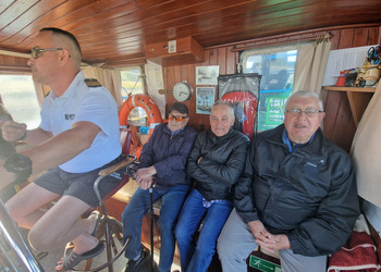 zdjęcie przedstawia seniorów na statku 