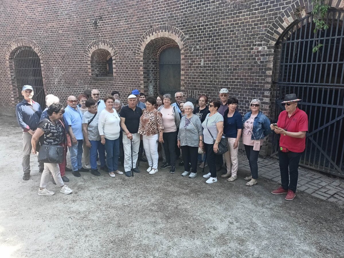 Zdjęcie przedstawia Seniorów na wycieczce
