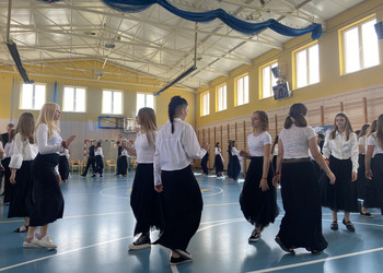 zdjęcie przedstawia uczniów tańczących poloneza 