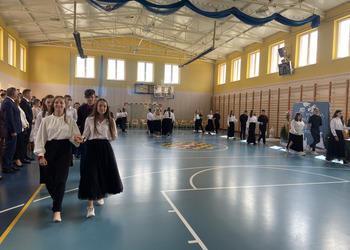 zdjęcie przedstawia uczniów tańczących poloneza 