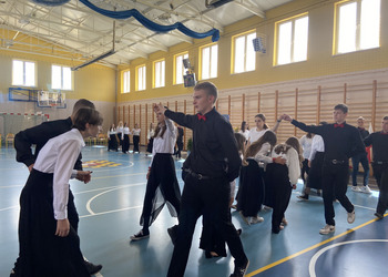 zdjęcie przedstawia uczniów tańczących poloneza 