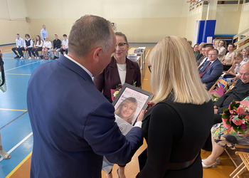 zdjęcie przedstawia uczniów i nauczycieli 