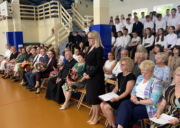 zdjęcie przedstawia uczniów i nauczycieli 