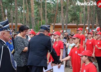 Zdjęcie przedstawia pasowanie młodziezy na Strażaków