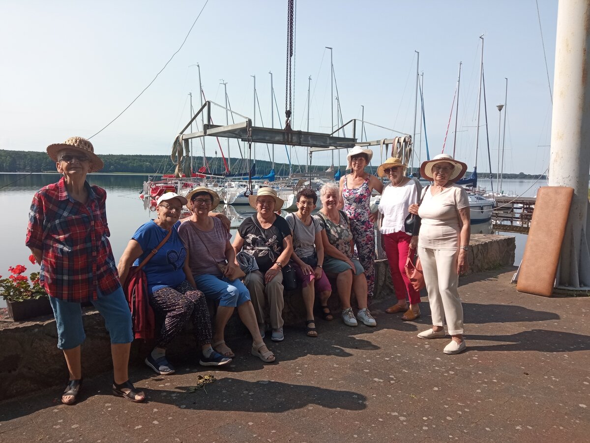 zdjęcie przedstawia uczestników Klubu Seniora na wyjeździe w Boszkowie 