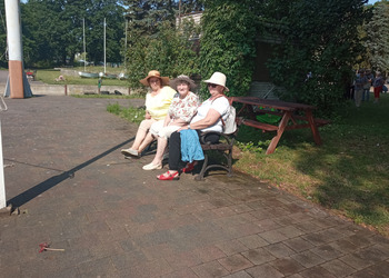 zdjęcie przedstawia uczestników Klubu Seniora na wyjeździe w Boszkowie 