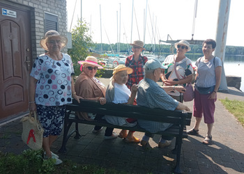 zdjęcie przedstawia uczestników Klubu Seniora na wyjeździe w Boszkowie 