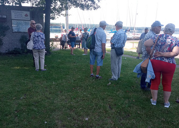 zdjęcie przedstawia uczestników Klubu Seniora na wyjeździe w Boszkowie 