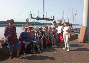 zdjęcie przedstawia uczestników Klubu Seniora na wyjeździe w Boszkowie 