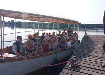 zdjęcie przedstawia uczestników Klubu Seniora na wyjeździe w Boszkowie 