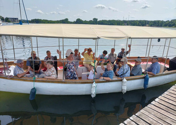 zdjęcie przedstawia uczestników Klubu Seniora na wyjeździe w Boszkowie 