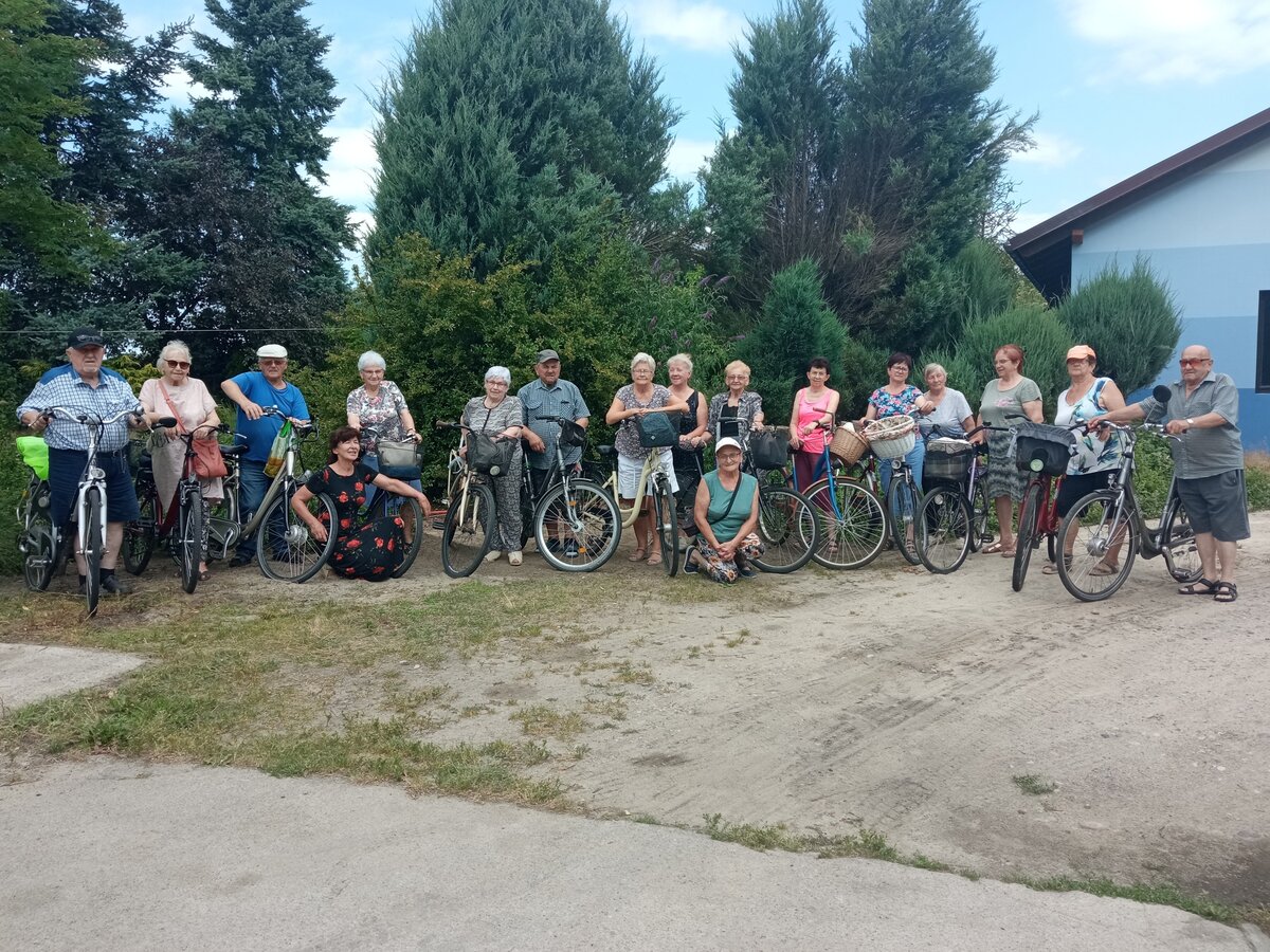 Zdjęcie przedstawia Seniorów z rowerami 
