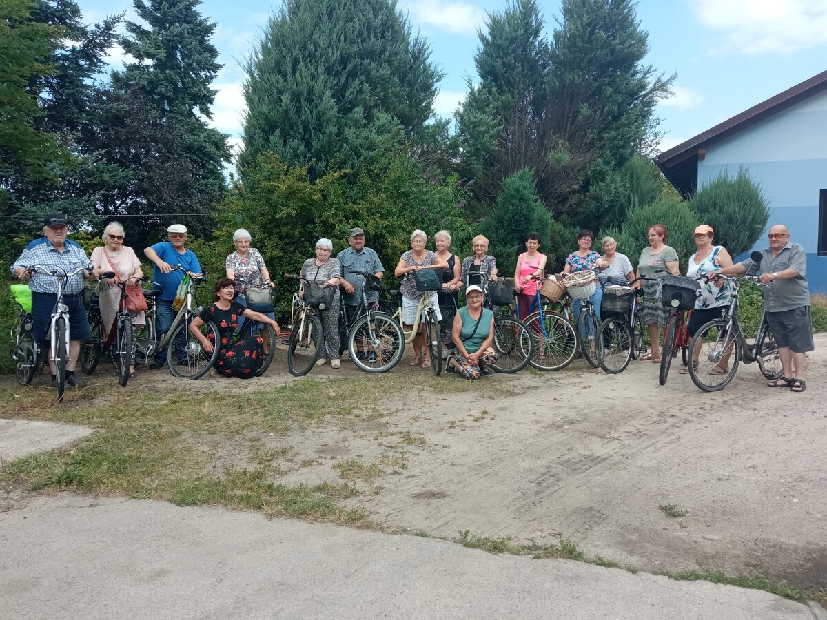 Zdjęcie przedstawia Seniorów z rowerami