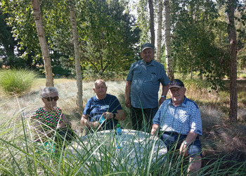 Zdjęcie przedstawia Seniorów zwiedzających ogród