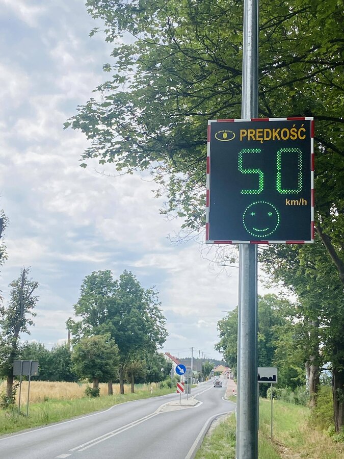 zdjęcie przedstawia tablicę monitorująca prędkość 