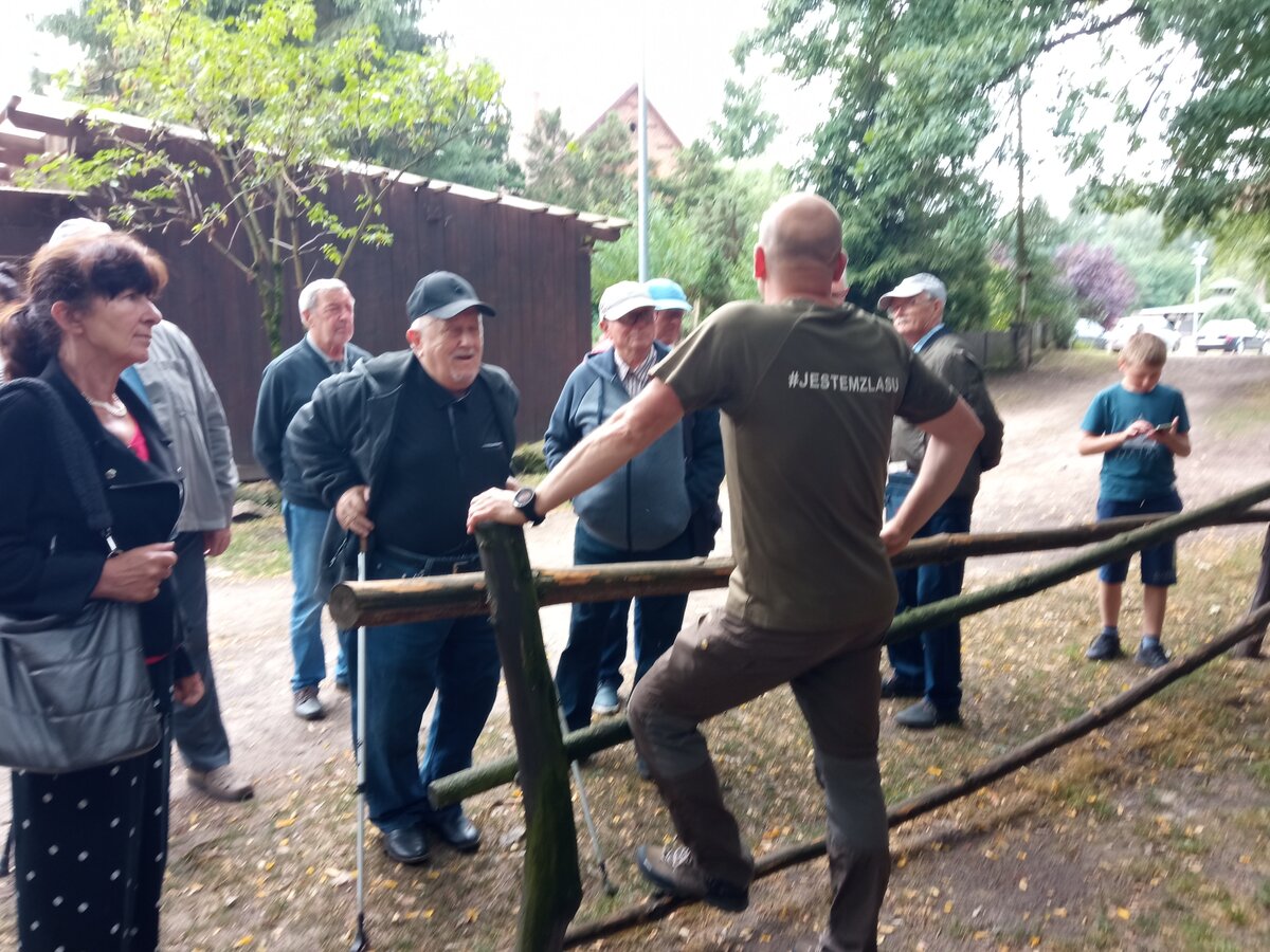 zdjęcie Seniorów słuchających wykładu leśniczego