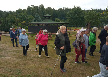 zdjęcie grupowe seniorów maszerujących i zwiedzających podczas wycieczki