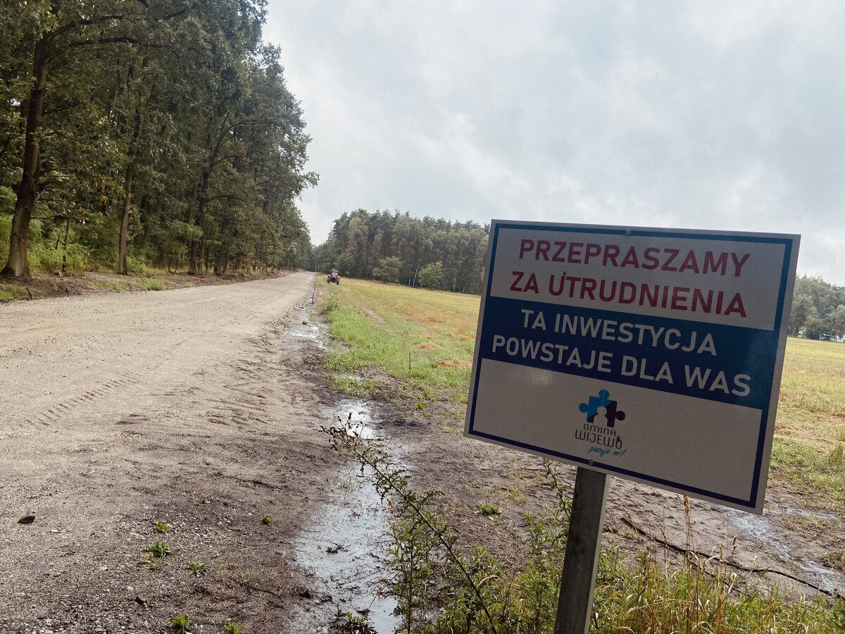 zdjęcie przedstawia tabliczkę z informacją o utrudnieniu w ruchu drogowym 