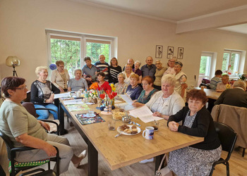 zdjęcie przedstawia uczestników Klubu Seniora 