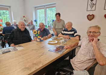 zdjęcie przedstawia uczestników Klubu Seniora 