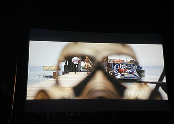 zdjęcie przedstawia wyświetlany film na wielkim ekranie 