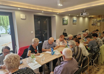 Zdjęcie przedstawia Seniorów uczestniczących w szkoleniu 