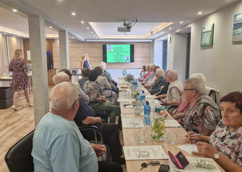 Zdjęcie przedstawia Seniorów uczestniczących w szkoleniu 