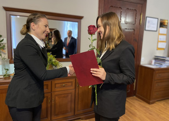 Zdjęcie przedstawia Panią Sekretarz składającą gratulację Pani Nauczycielce