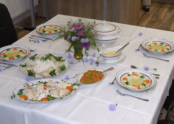 zdjęcie przedstawia nakryty stół z potrawami
