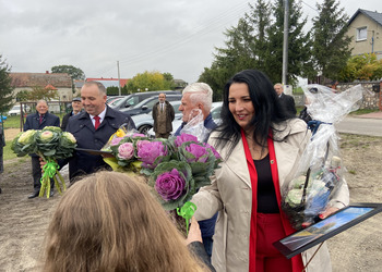 zdjęcie przedstawia tłum zebrany na otwarciu drogi