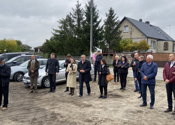 zdjęcie przedstawia tłum zebrany na otwarciu drogi