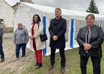 zdjęcie przedstawia tłum zebrany na otwarciu drogi