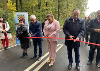 zdjęcie przedstawia tłum zebrany na otwarciu drogi