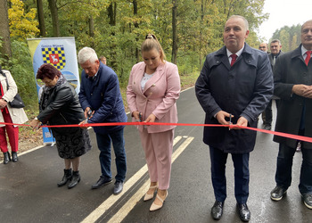 zdjęcie przedstawia tłum zebrany na otwarciu drogi