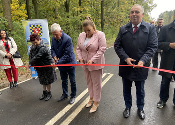 zdjęcie przedstawia tłum zebrany na otwarciu drogi