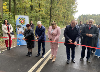 zdjęcie przedstawia tłum zebrany na otwarciu drogi