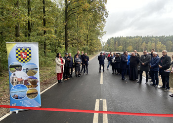 zdjęcie przedstawia tłum zebrany na otwarciu drogi