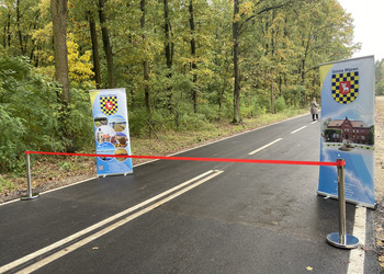 zdjęcie przedstawia czerwoną wstęgę na drodze