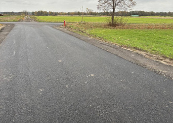 zdjęcie przedstawia droge asfaltową 