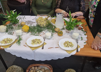 zdjęcie przedstawia potrawę z pyr