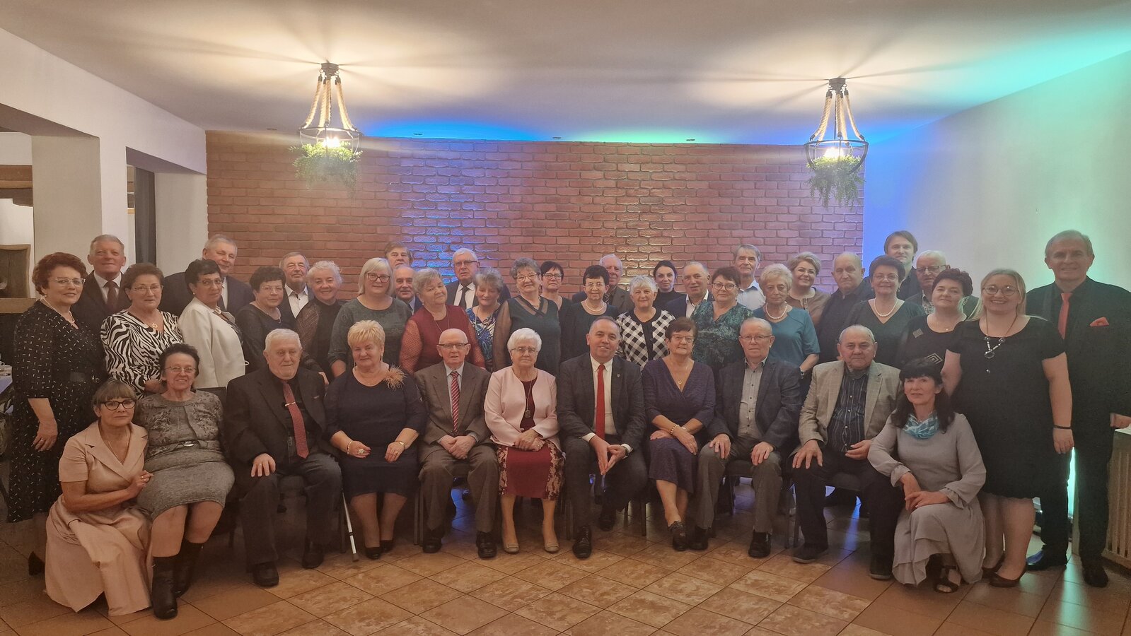 zdjęcie przedstawia Seniorów na zabawie