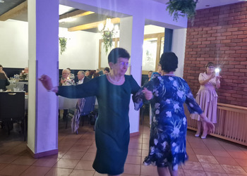 Zdjęcie przedstawia tańczących Seniorów 