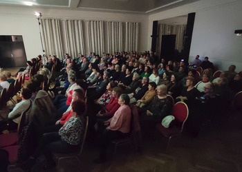 Zdjęcie przedstawia kabaret z konopi