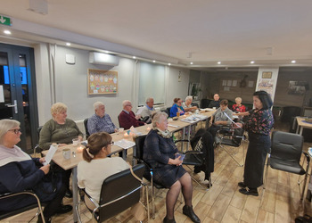 Zdjęcie przedstawia uczestników Klubu Seniora