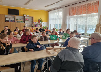 Zdjęcie przedstawia uczestników Klubu Seniora