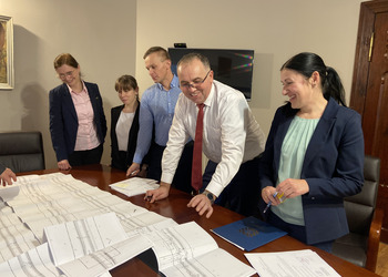 Zdjęcie przedstawia podpisanie umowy przez przedstawicieli