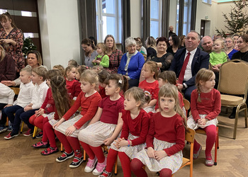 zdjęcie przedstawia uczestników występu