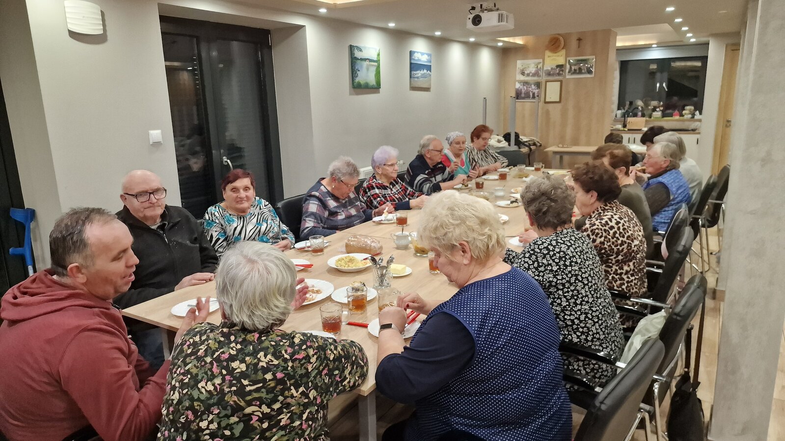 darcie pierza przez uczestników klubu seniora