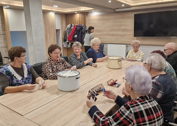 Zdjęcie przedstawia uczestników Klubu Seniora