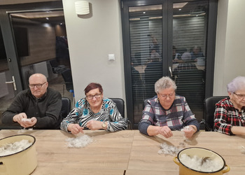 Zdjęcie przedstawia uczestników Klubu Seniora